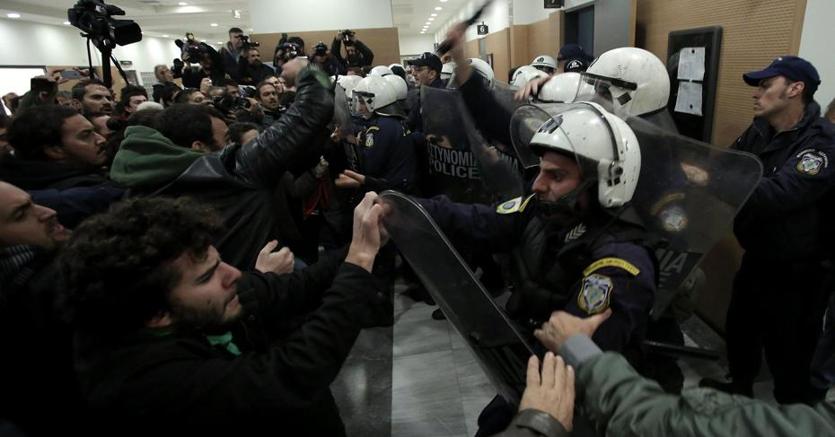 Manifestanti si scontrano con la polizia greca nell’aula di tribunale dove si svolgono le aste per le case pignorate